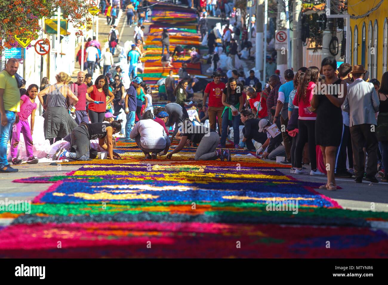 Sao Paulo, Brazil. 31st May, 2018. Faithful prepare the decoration of the traditional carpets for procession that is part of the celebrations of Corpus Christi in the city of Santana de Parnaiba Credit: Dario Oliveira/ZUMA Wire/Alamy Live News Stock Photo