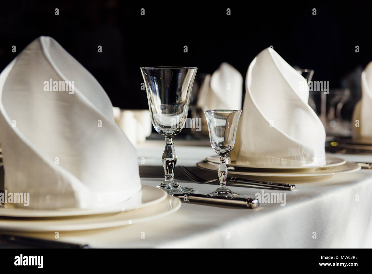 Paper napkins in glasses restaurant hi-res stock photography and images -  Alamy