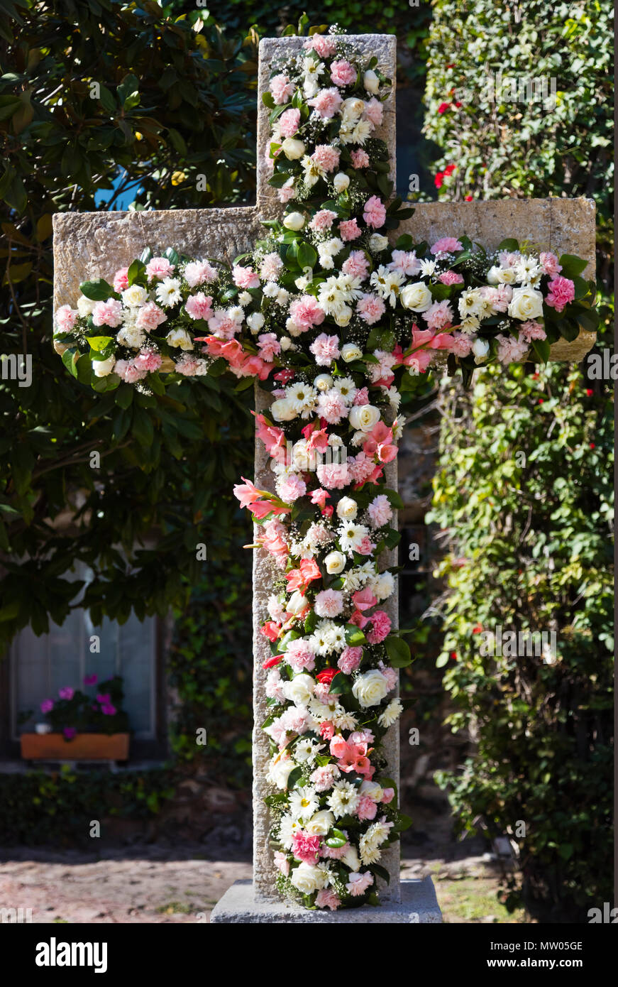 Cross with flowers decorated for Easter Week  at the Aldea Hotel - SAN MIGUEL DE ALLENDE, MEXICO Stock Photo