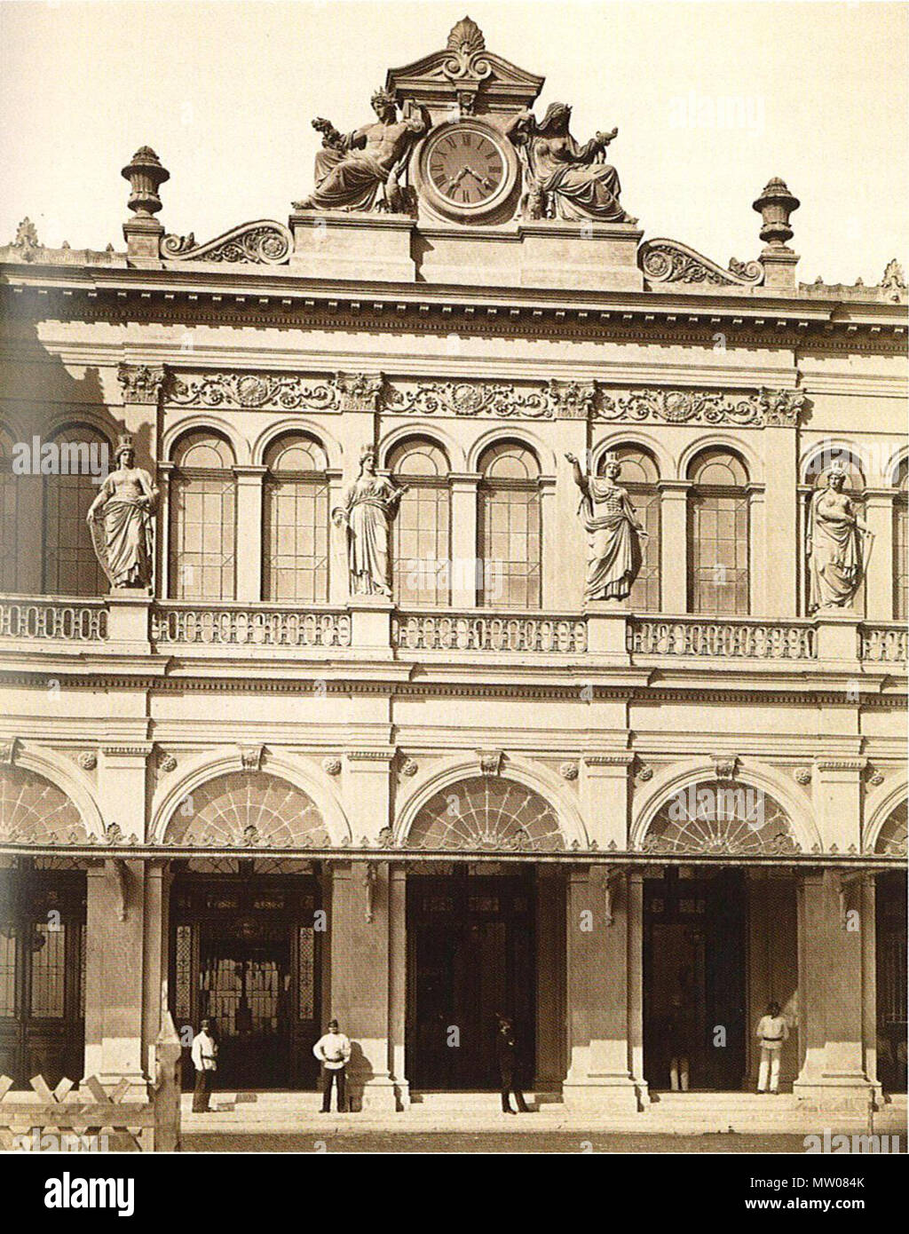 . Eingaenge an der Abfahrsseite, Ostbahnhof in Wien. 1880. Atelier M. Frankenstein 572 Staatsbahnhof Abfahrtsseite 1880 Stock Photo