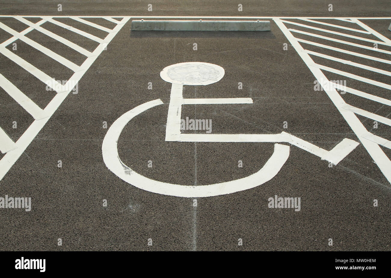 Disabled wheelchair sign with icon and arrow hi-res stock photography ...