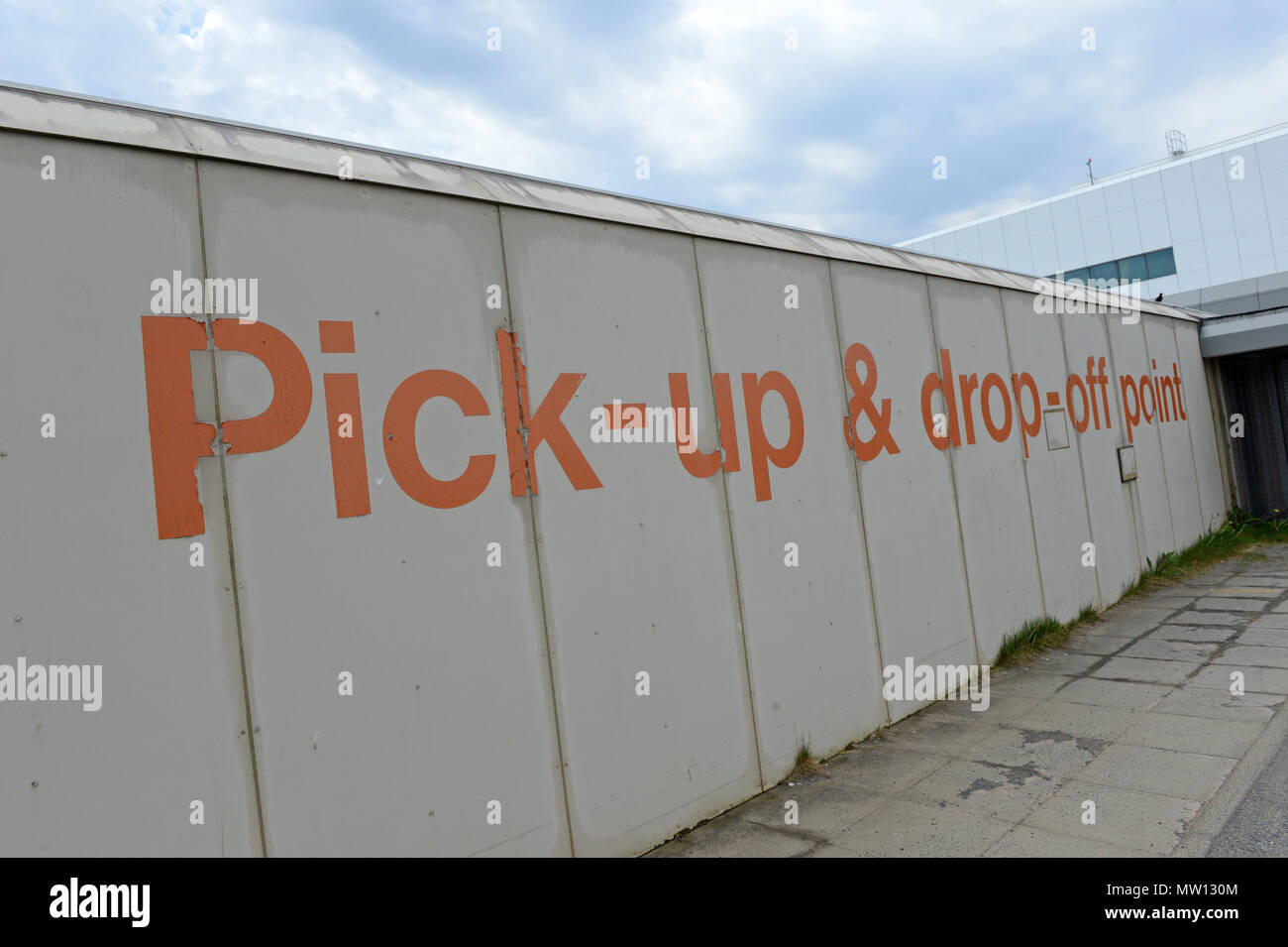 Free,parking,for,15,minutes,kiss and fly,quick,passenger,pick up,at,  Carcassonne,Airport,Aude,region,South,of,France,French,Europe,European  Stock Photo - Alamy