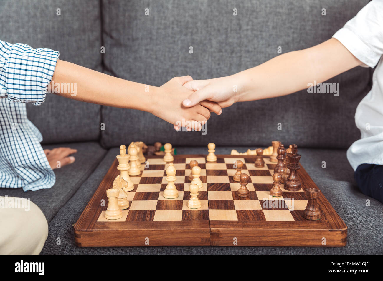 Дети играют в шахматы. Игра шахматы. Шахматы и игра в них. Дети играют в шахматы. Шахматы люди.