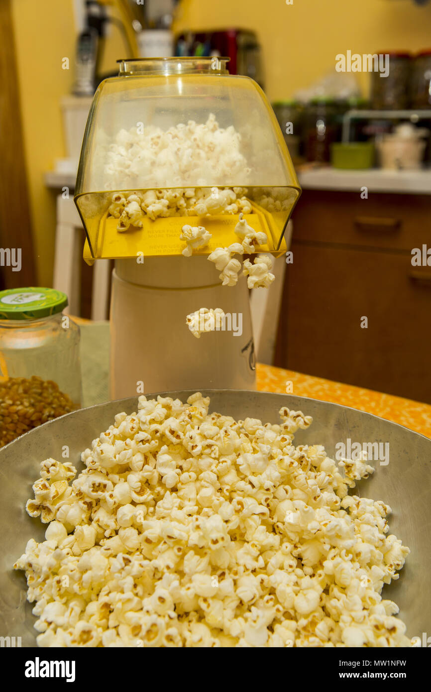 https://c8.alamy.com/comp/MW1NFW/making-popcorn-with-an-electric-popper-at-home-MW1NFW.jpg