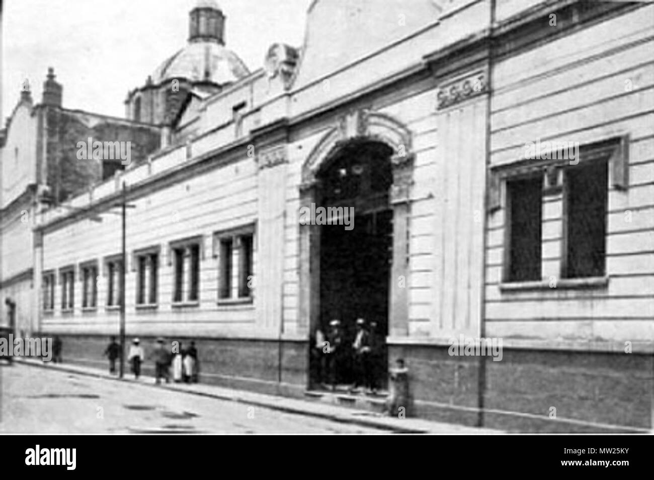 . Español: Año de 1926, de lo que fue la fachada del Convento de San Lorenzo Mártir y la propia iglesia que se aprecia al fondo . 24 May 2009. Decanato del IPN 195 ESIME1926a Stock Photo