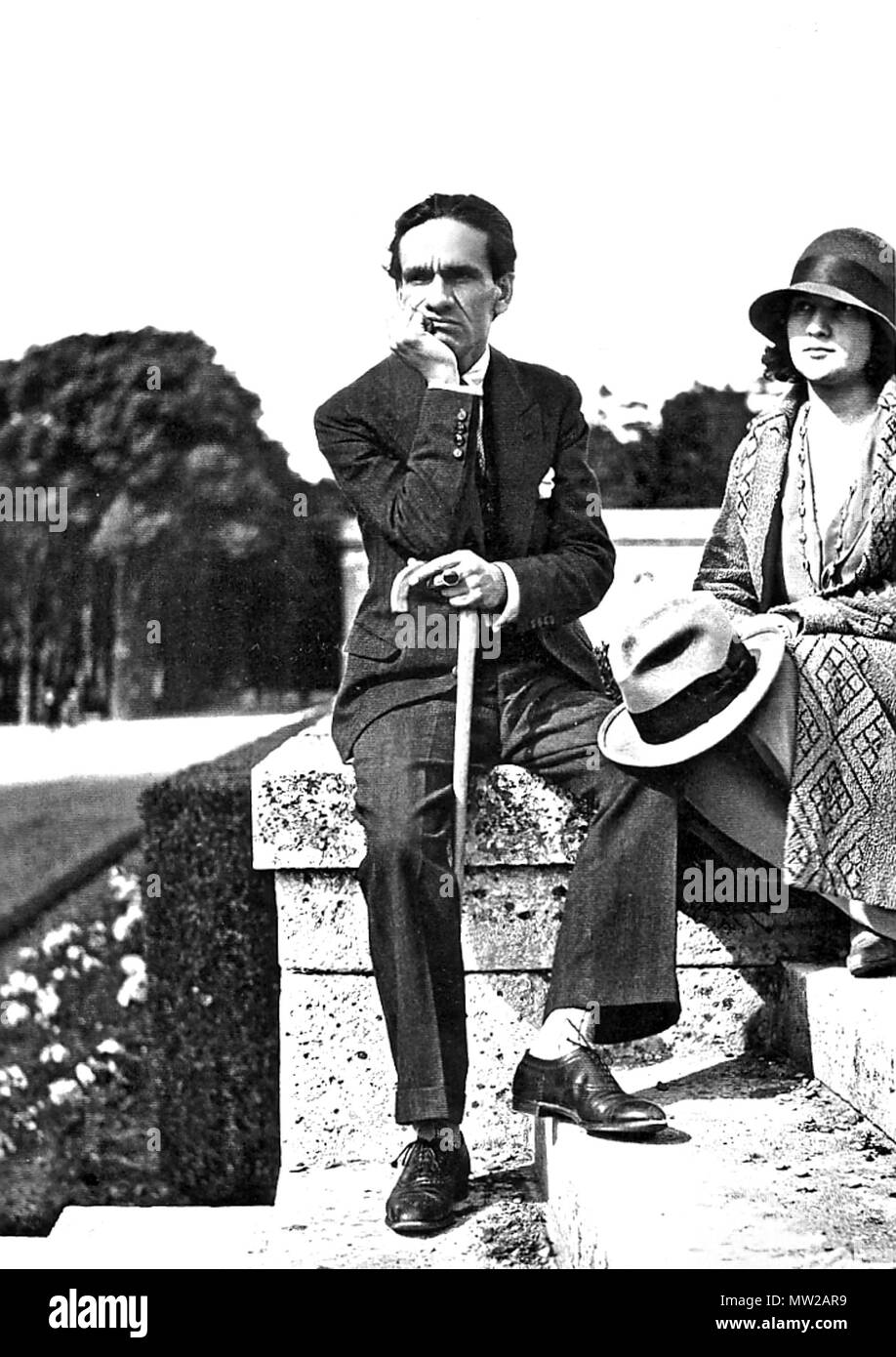 . Español: Famosa fotografia de César Vallejo en el Parque de Versalles, sin cortar (con Georgette) . 1929. Juan Domingo Córdoba 625 Vallejo-georgette Stock Photo