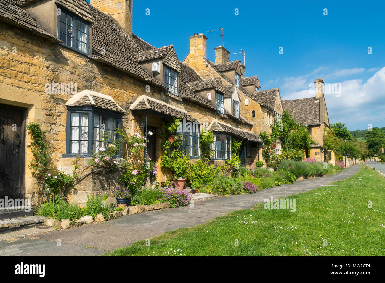 Broadway cotswolds high street hi-res stock photography and images - Alamy