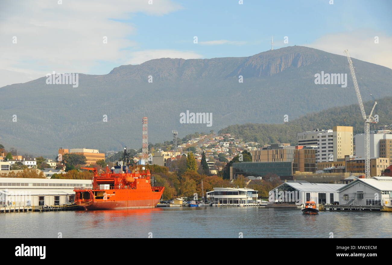 Hobart harbour, looking past the Antarctica research and supply icebreaker Aurora Australis, to Mt Wellington Stock Photo