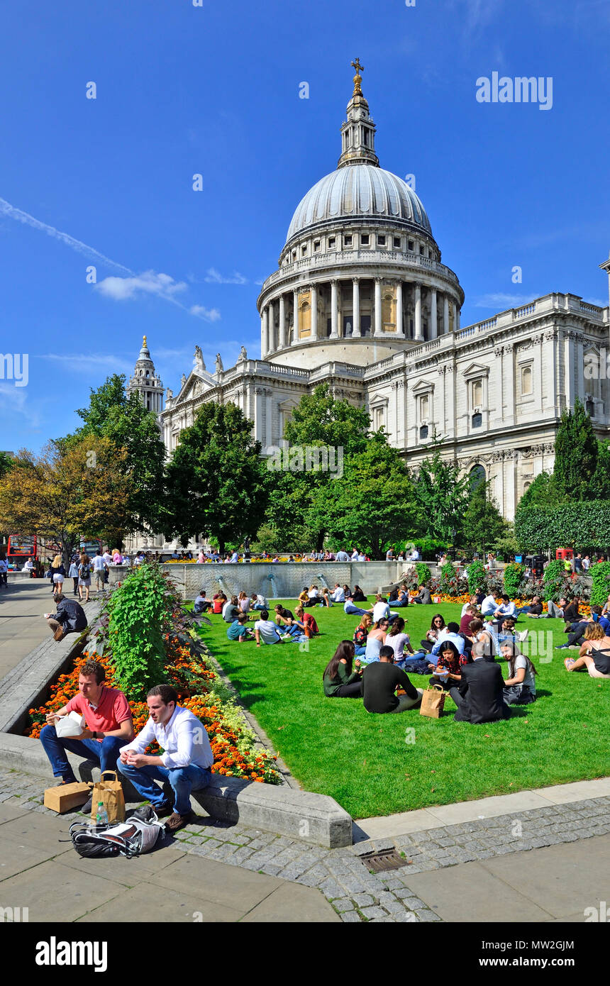 London, England, UK. People relaxing at lunchtime in Festival Gardens by St Paul's Cathedral Stock Photo