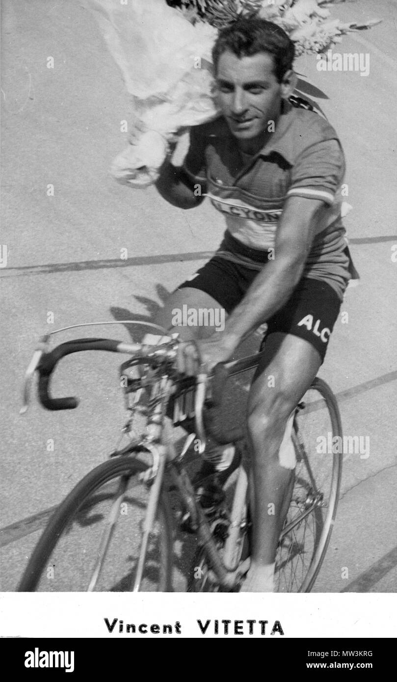 . Français : Tour d'honneur au Parc des Princes - Tour de France 1955 - . 13 December 2012, 11:45:28. Un journaliste de l'Equipe 635 VITETTA Vincent Stock Photo