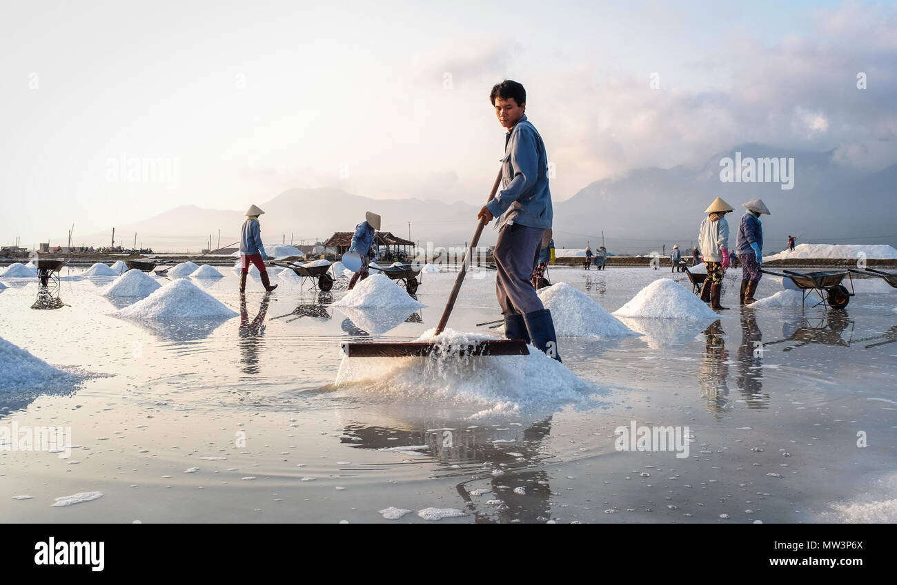 Добывание морской соли. Добыча морской соли. Добыча соли в море. Добыча садочной соли. Сасык сиваш добыча соли.