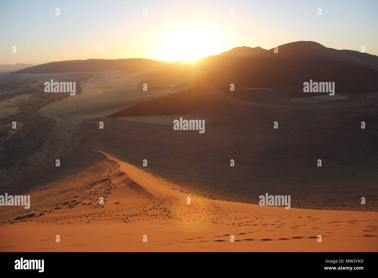 Sand dunes in the sahara desert at sunrise hi-res stock photography and ...