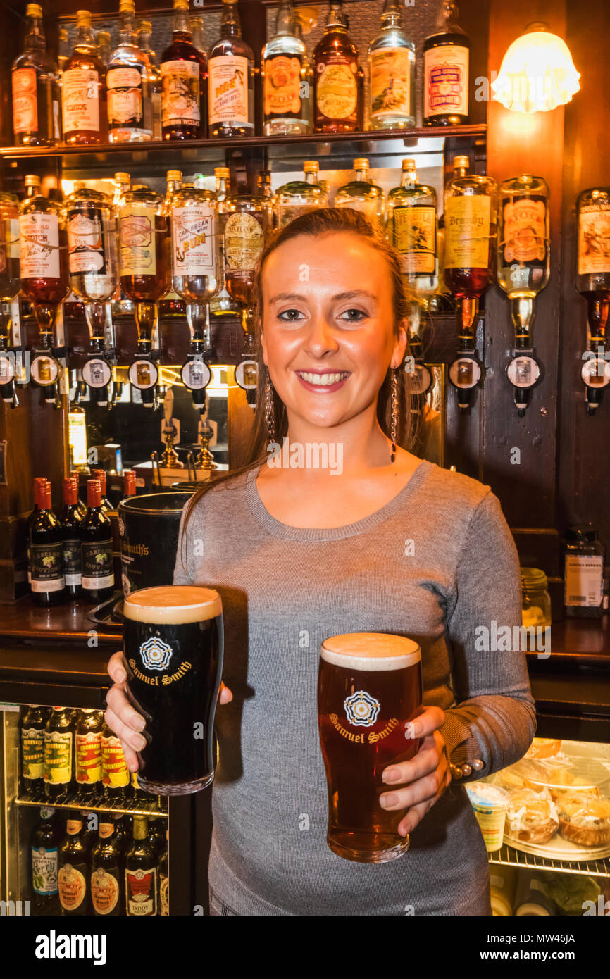 England, London, Southwark, Anchor Tap Pub, Barmaid Serving Beer Stock Photo