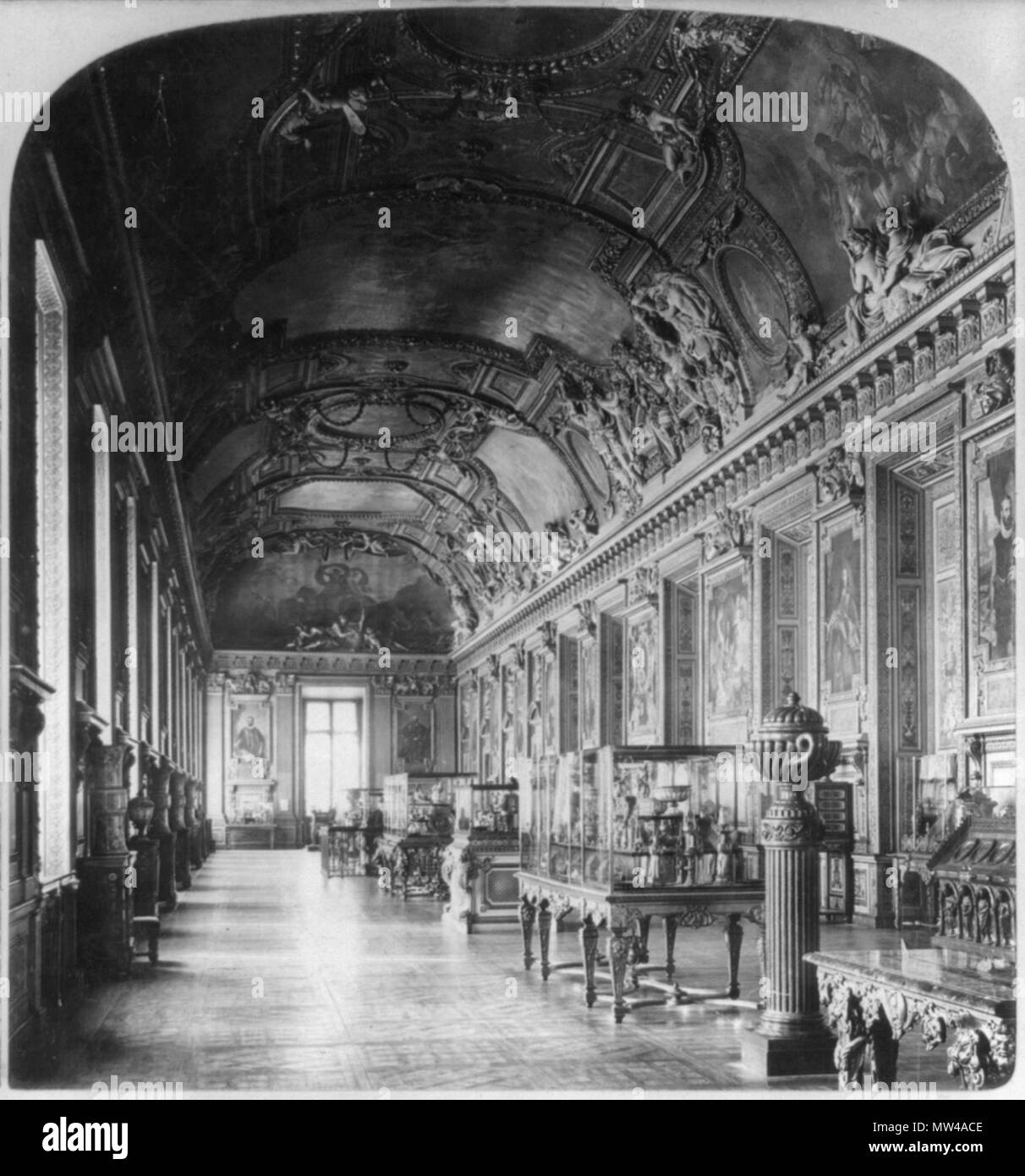. English: Gallery d'Apollon in the Louvre, Paris, France. circa 1901. Unknown 233 Gallery d'Apollon in the Louvre, Paris, France, ca. 1901 Stock Photo