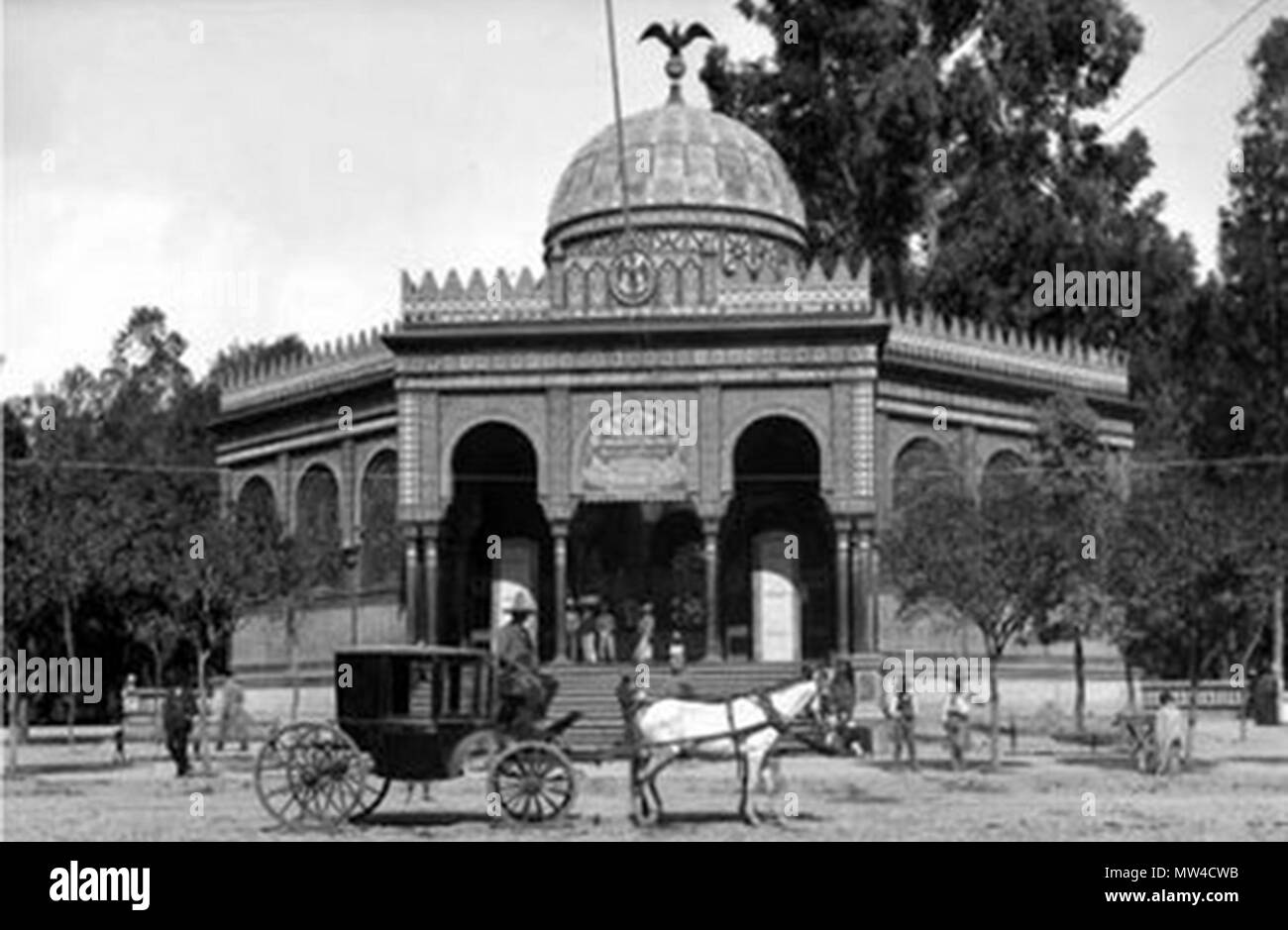 . Español: El Kiosco Morisco, diseñado por el ingeniero José Ramón Ibarrola para ser el Pabellón de México en la Exposición Universal de 1884-1885 y de la Feria de San Luis Missouri en 1904., en su ubicacion original en la Alameda Central, donde ahora se encuentra el Hemiciclo a Juarez, en la Ciudad de Mexico. 13 June 1906. Autor Desconocido. 340 Kiosco Morisco Stock Photo