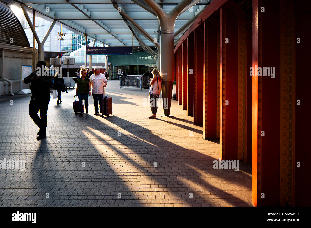 London Paddington Station Early Evening Image Of People Passing Through Train Station Mix Of Modern And Industrial Buildings With People In Shadow Stock Photo Alamy