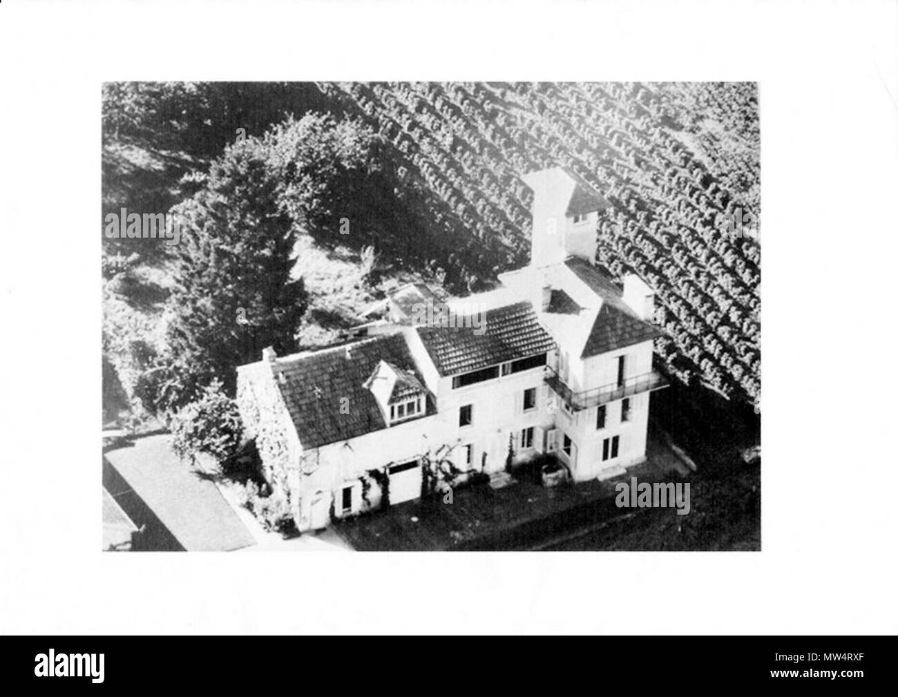 . Français : Maison Zervos en 1937 . 7 July 2014, 11:28:38. Christian Zervos 250 Goulotte Vintage Stock Photo
