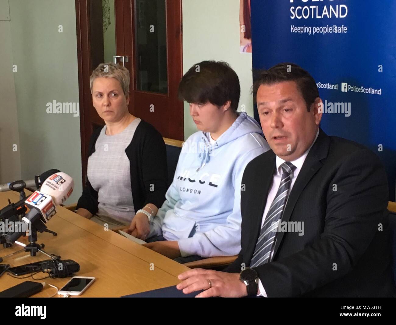 BEST QUALITY AVAILABLE Patricia Henry's cousin, Jacqueline McCarthy (left) and Patricia's daughter, Alannah McGrory (centre) with DCI Alan Sommerville at a press conference in Paisley, Renfrewshire, appealing for information on the whereabouts of Alannah's mother who has been missing from Girvan, South Ayrshire since last November. Stock Photo