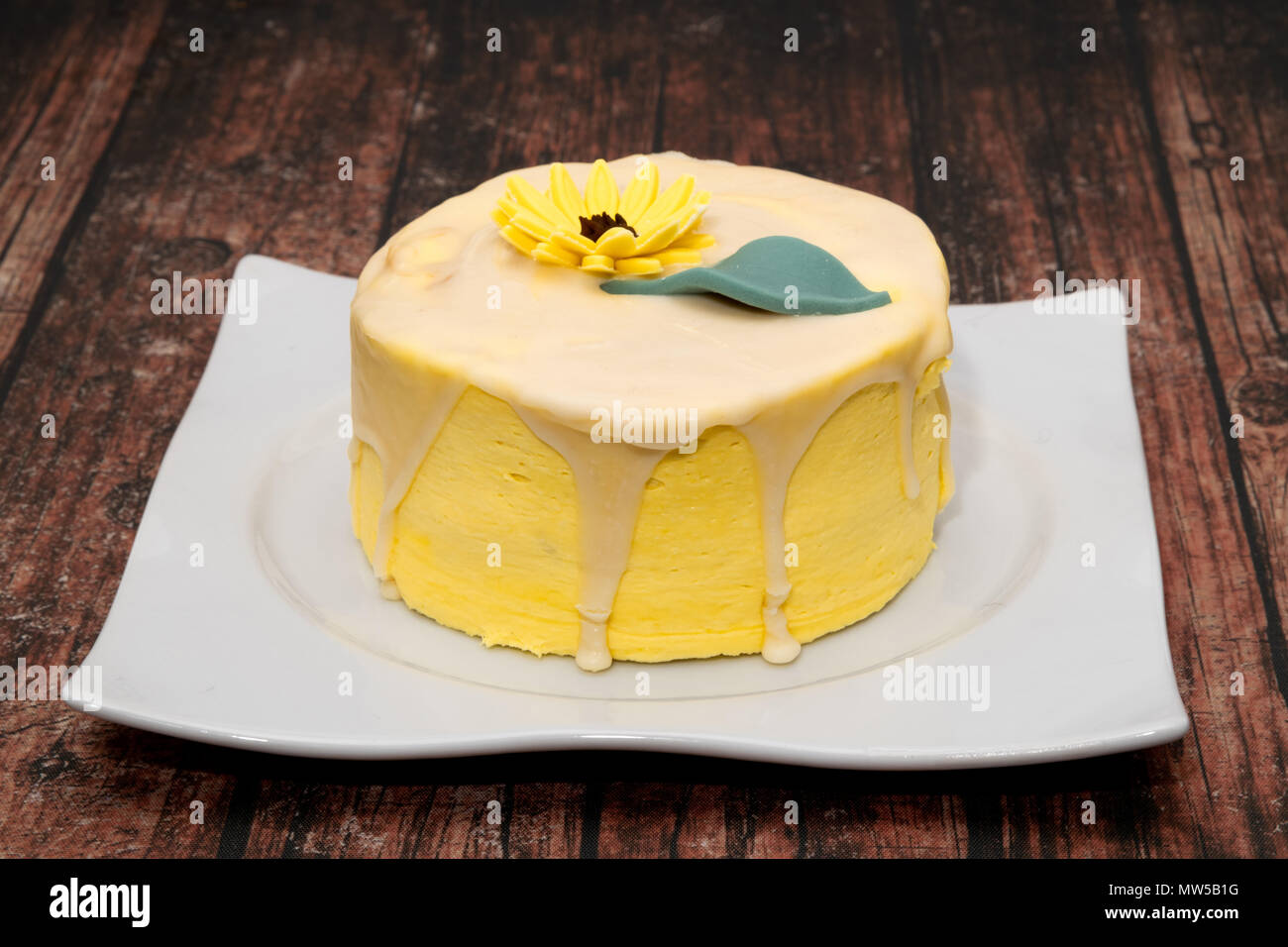 Decorated Lemon Drizzle Cake Stock Photo 187588508 Alamy