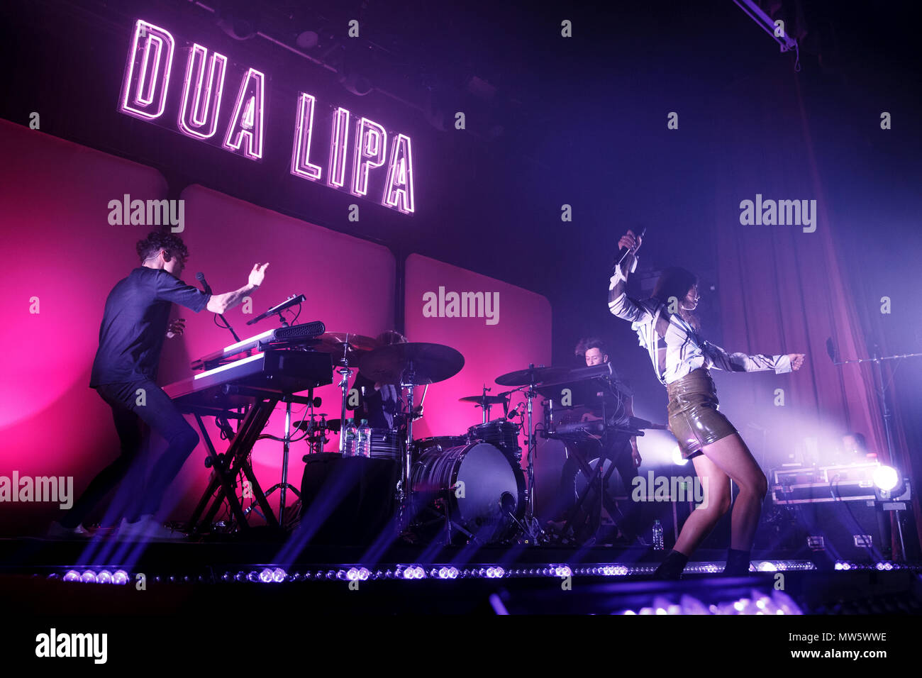 Dua Lipa dancing live onstage during the European leg of her 2017 US and  Europe Tour. She is backed by her three-man live band. Dua Lipa live, Dua  Lipa singer, Dua Lipa