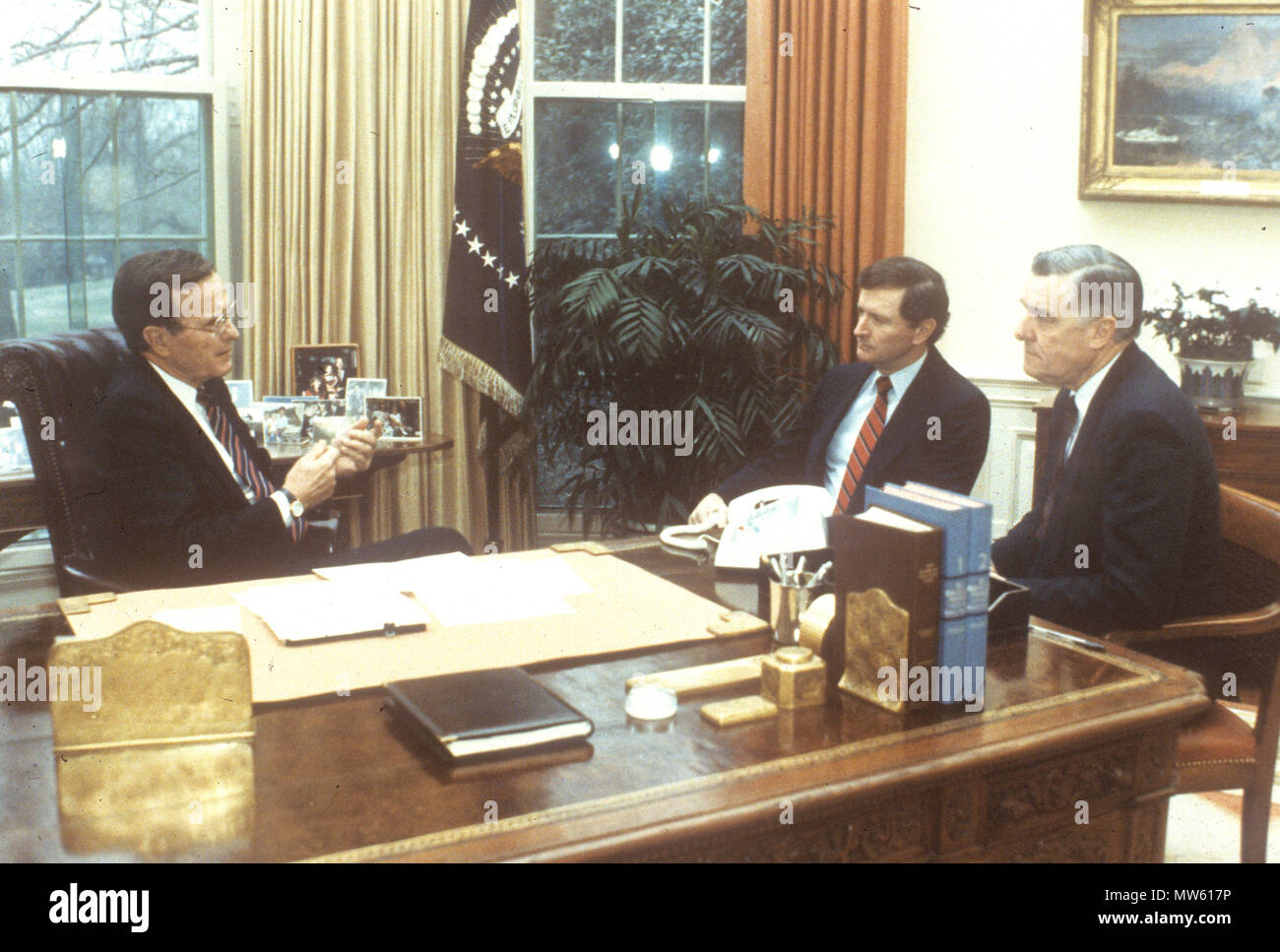 US PRESIDENT GEORGE  W.BUSH at left in the Oval Office in January 1989 with Energy Security Designate James E. Watkins(at right)  and Deputy Secretary of Energy William Henson Moore Stock Photo