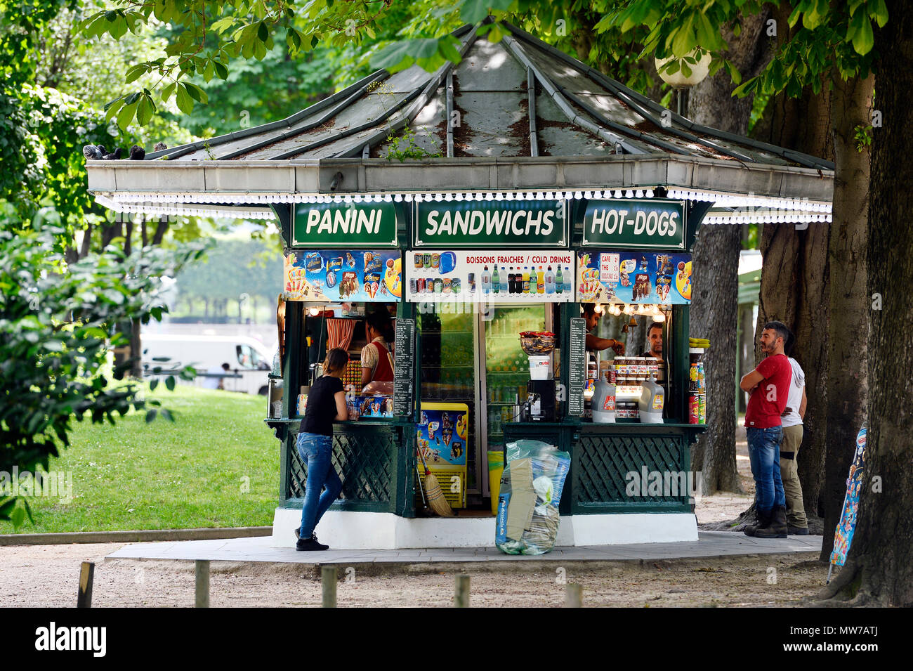 Snacking kiosk - Les Champs-Elysées - Paris - France Stock Photo - Alamy