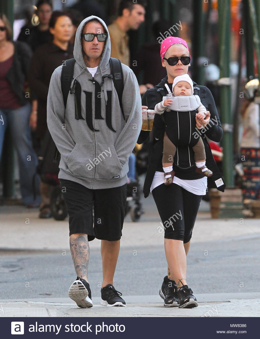 2019 year for women- Carey and pink hart baby photo 2019 year look- Carey and pink hart baby photo
