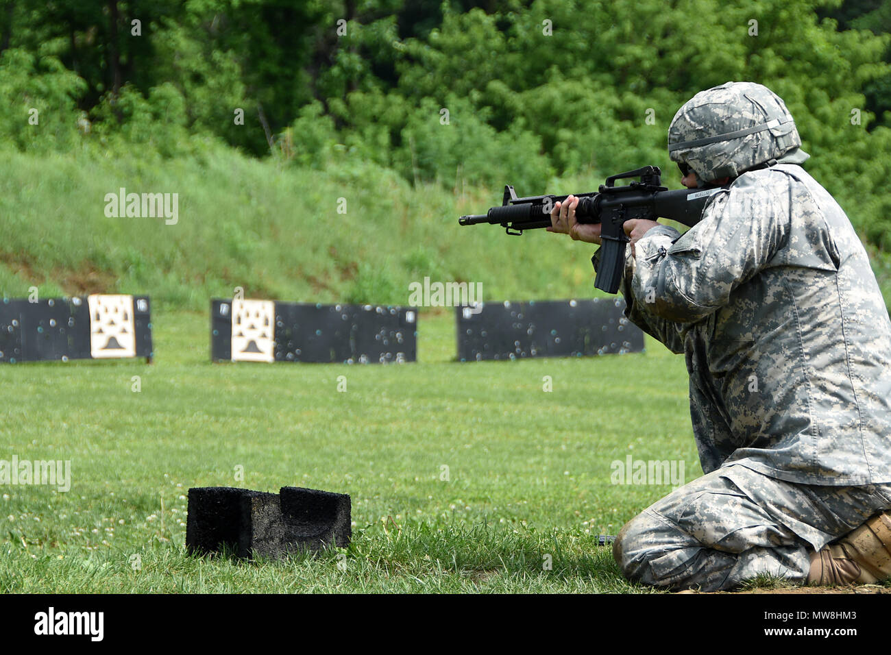 A soldier assigned to the 2100 Military Intelligence Group fires the M16 rifle May 19, 2018 at Camp Sherman in Chillicothe, Ohio. The Soldiers were firing to complete their annual weapons qualification training. (U.S. Air National Guard photo by Airman First Class Amber Mullen) Stock Photo