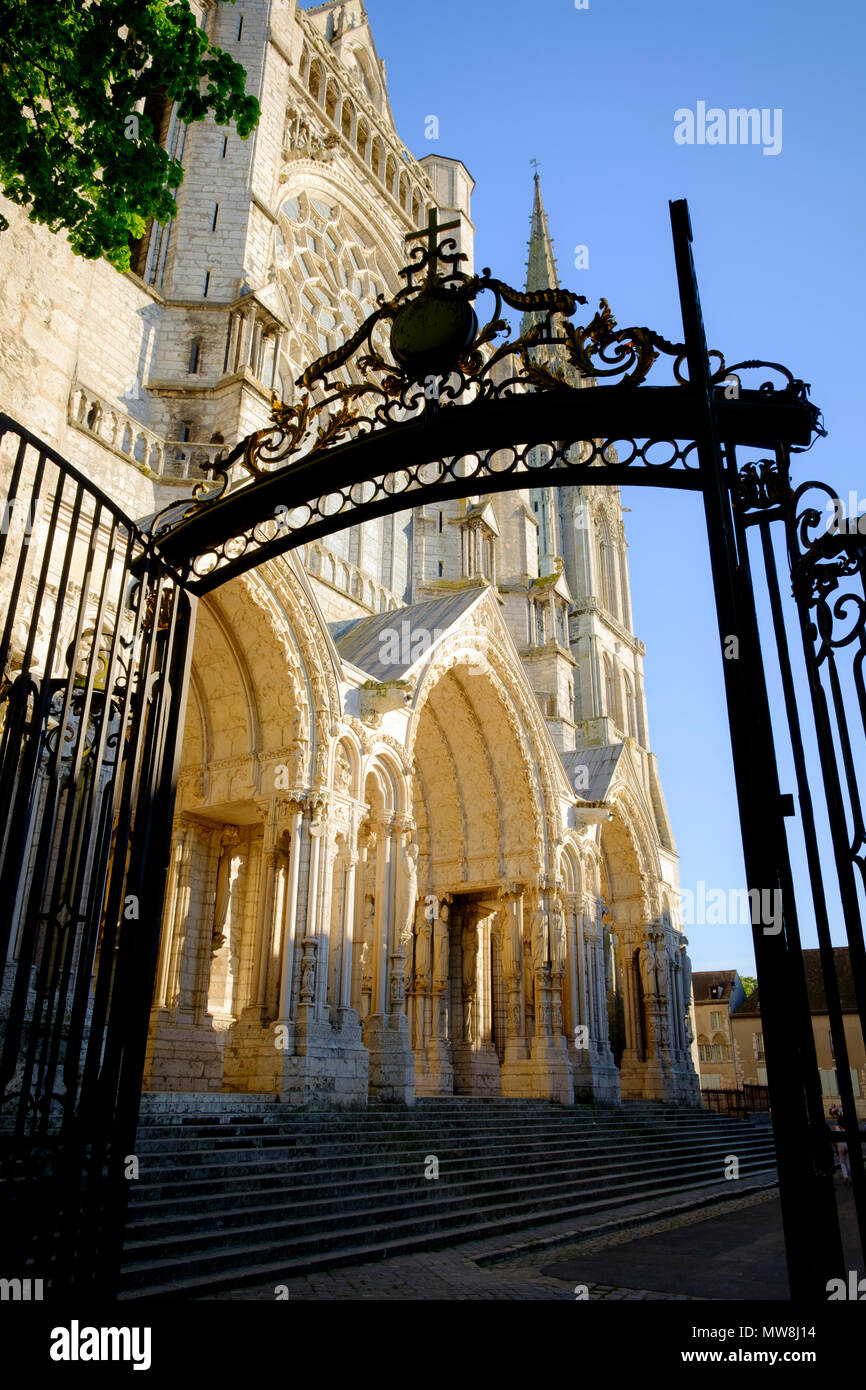 North entrance to Chartres Cathedral from the gate to the Eveche Gardens, France Stock Photo