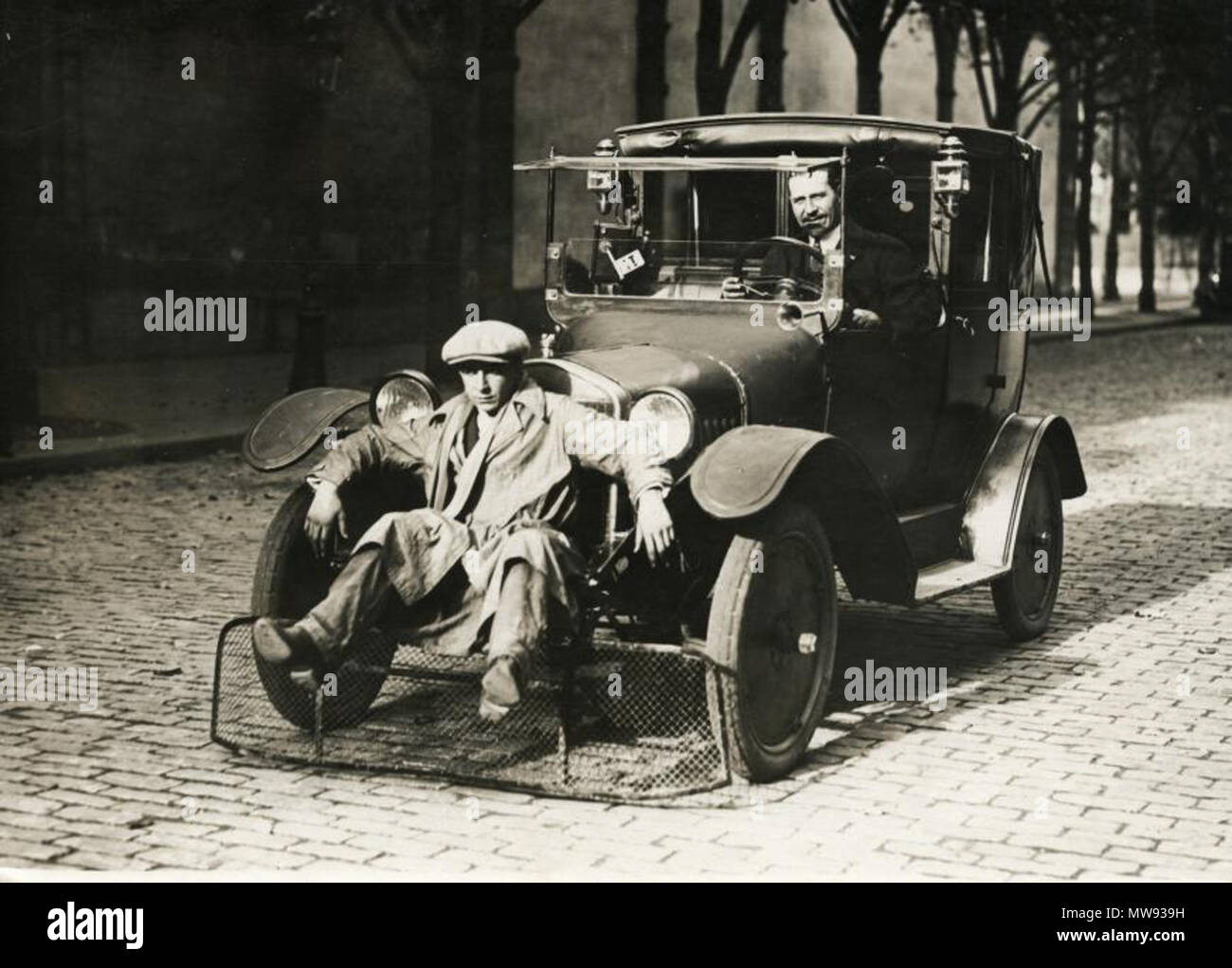 . Nationaal Archief / Spaarnestad Photo / Het Leven / Fotograaf onbekend, SFA022809261. Proef met een reddingsapparaat (schuiver, ‘koeienvanger’) op de voorkant van een auto waarmee het aantal slachtoffers onder voetgangers gereduceerd kan worden. Parijs, 1924. Kind of shovel on a car. Purpose: reducing the number of casualties among pedestrians. Paris, 1924. Collectie Spaarnestad Voor meer informatie en voor meer foto’s uit de collectie van Spaarnestad Photo, bezoek onze Beeldbank: <a href='http://www.spaarnestadphoto.nl/' rel='nofollow'>www.spaarnestadphoto.nl/</a> U kunt ons helpen onze ken Stock Photo