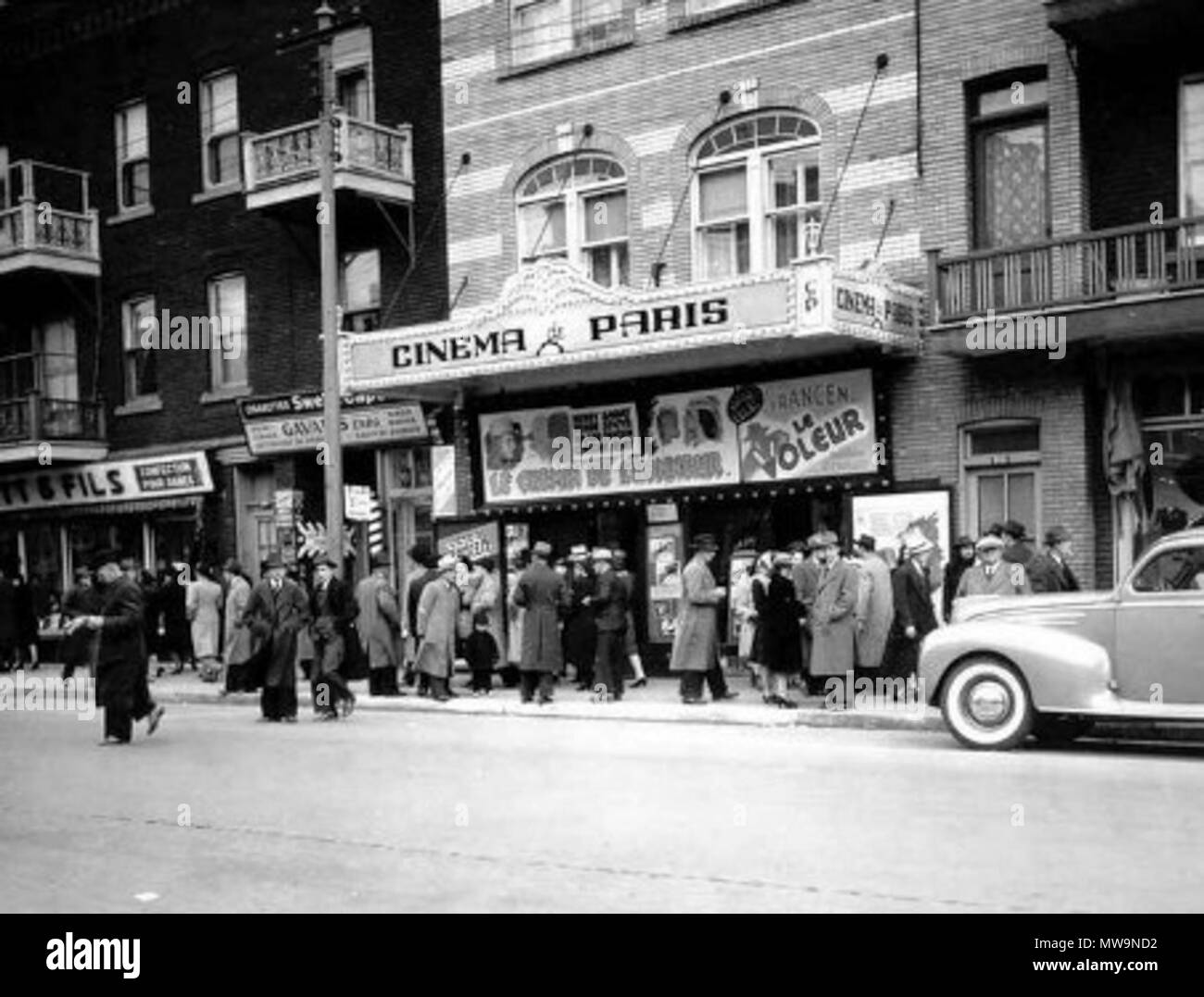 . Français : Cinéma de Paris, boulevard du Saint-Maurice, Trois-Rivières QC, vers 1940. 14 May 1940. Inconnu - V. 1940. 131 Cinema paris trois rivieres mauricie Stock Photo
