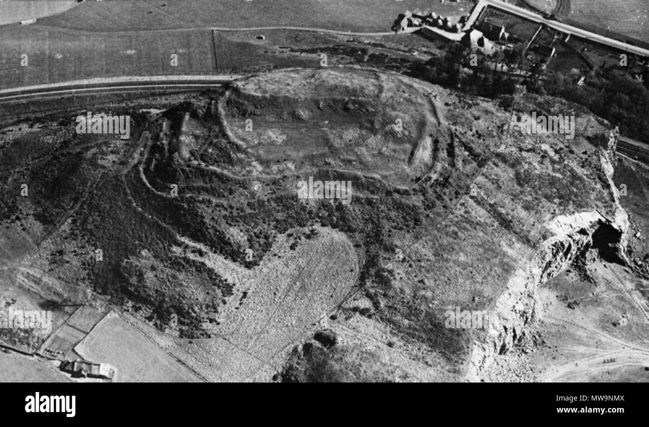 . English: The Pictish fort of Clatchard Craig, Fife, Scotland. Photographed by the RAF in 1932. 13 June 2012. Royal Air Force 132 Clatchard Craig 1932 Stock Photo