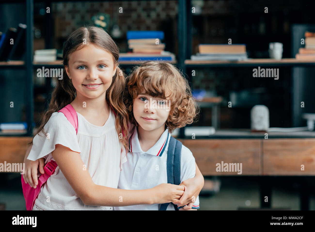 Sister and brother games. Брат и сестра школьники. Фотосессия школа брат и сестра. Братья в школе. Брат и сестра маленькие в школе.