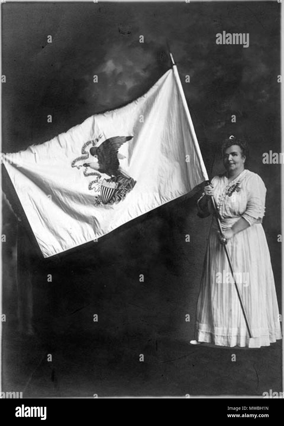 . English: Ella Park Lawrence holding the first version of the Flag of Illinois . circa 1915. Unknown 184 Ella Park Lawerence and the Illinois State Flag Stock Photo