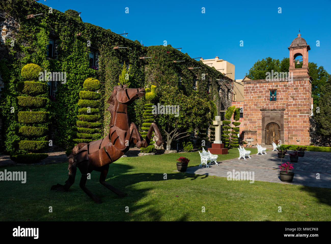 A horse scuplture graces the grounds of the HOTEL POSADA DE LA ALDEA - SAN MIGUEL DE ALLENDE, MEXICO Stock Photo