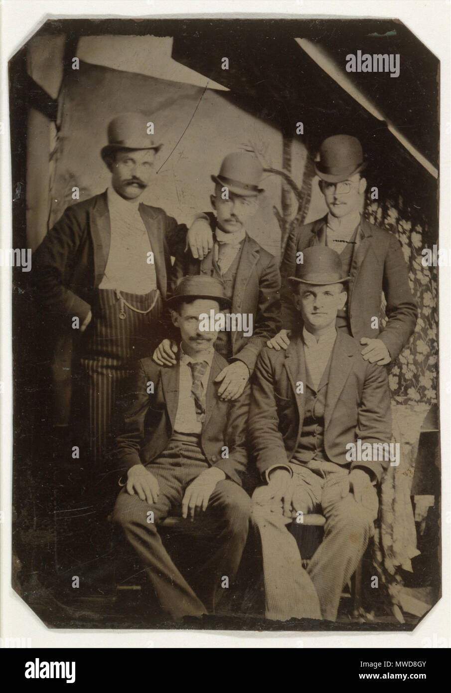 . English: Five Members of the Wild Bunch Unknown Artist Date:   ca. 1892 Medium:   Tintype Dimensions:   Image: 8.4 x 6.2 cm (3 5/16 x 2 7/16 in.) Classification:   Photographs Credit Line:   Gilman Collection, Gift of The Howard Gilman Foundation, 2005 Accession Number:   2005.100.111 This artwork is not on display   Description The Wild Bunch was the largest and most notorious band of outlaws in the American West. Led by two gunmen better known by their aliases, Butch Cassidy (Robert LeRoy Parker) and Kid Curry (Harvey Logan), the Wild Bunch was an informal trust of thieves and rustlers tha Stock Photo