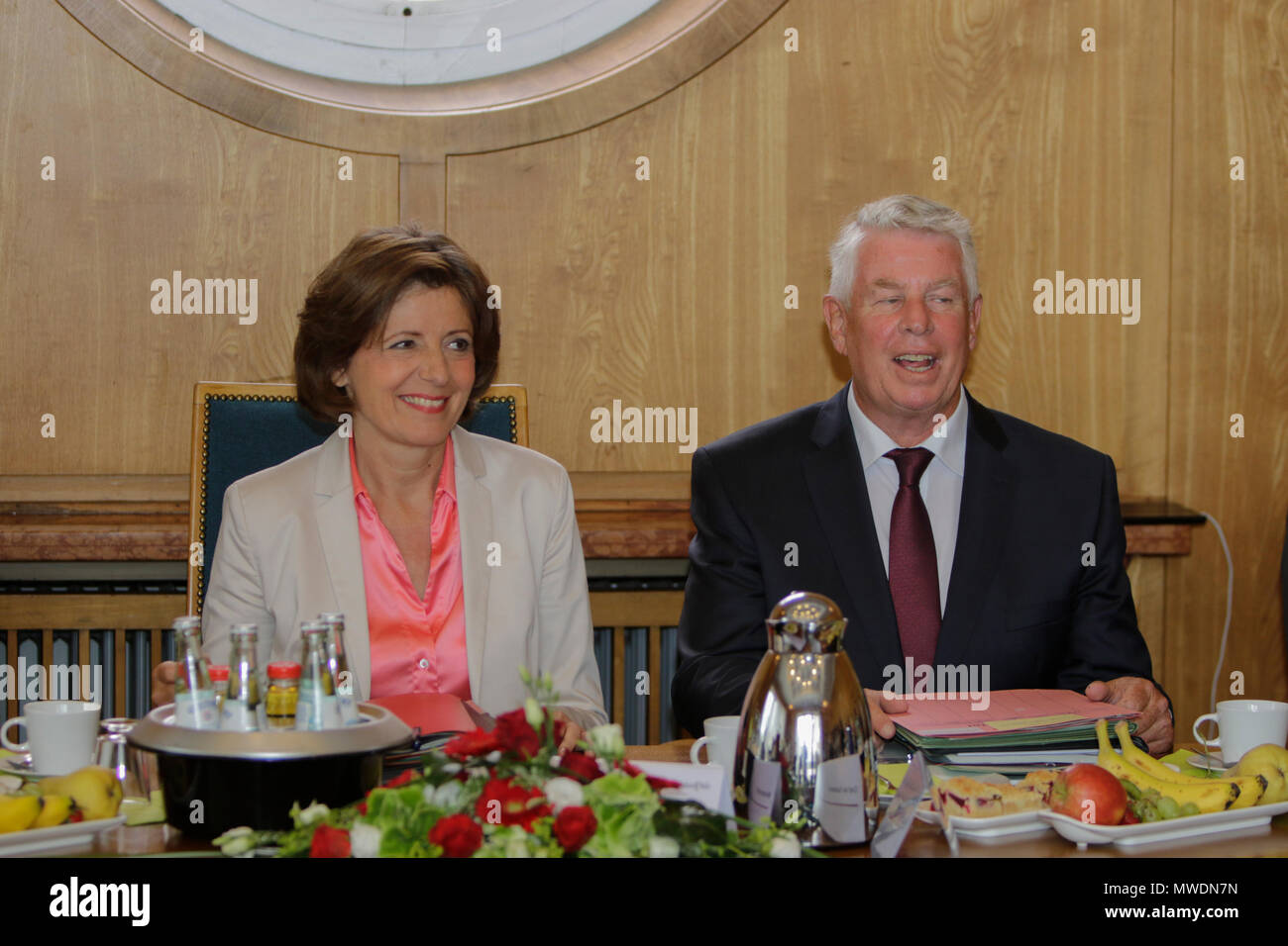 Worms, Germany. 1st June 2018. The Rhineland-Palatinate Minister‐President Malu Dreyer (left) and the Lord Mayor of Worms, Michael Kissel (right), are pictured ahead of the cabinet meeting. The Rhineland-Palatine cabinet of Minister‐President Malu Dreyer met in the City Hall in Worms, ahead of the opening of the Rheinland-Pfalz-Tag 2018. Malu Dreyer and her cabinet signed the Golden Book of the city of Worms after the meeting. Around 300.000 visitors are expected in the 34. . Credit: Michael Debets/Alamy Live News Stock Photo