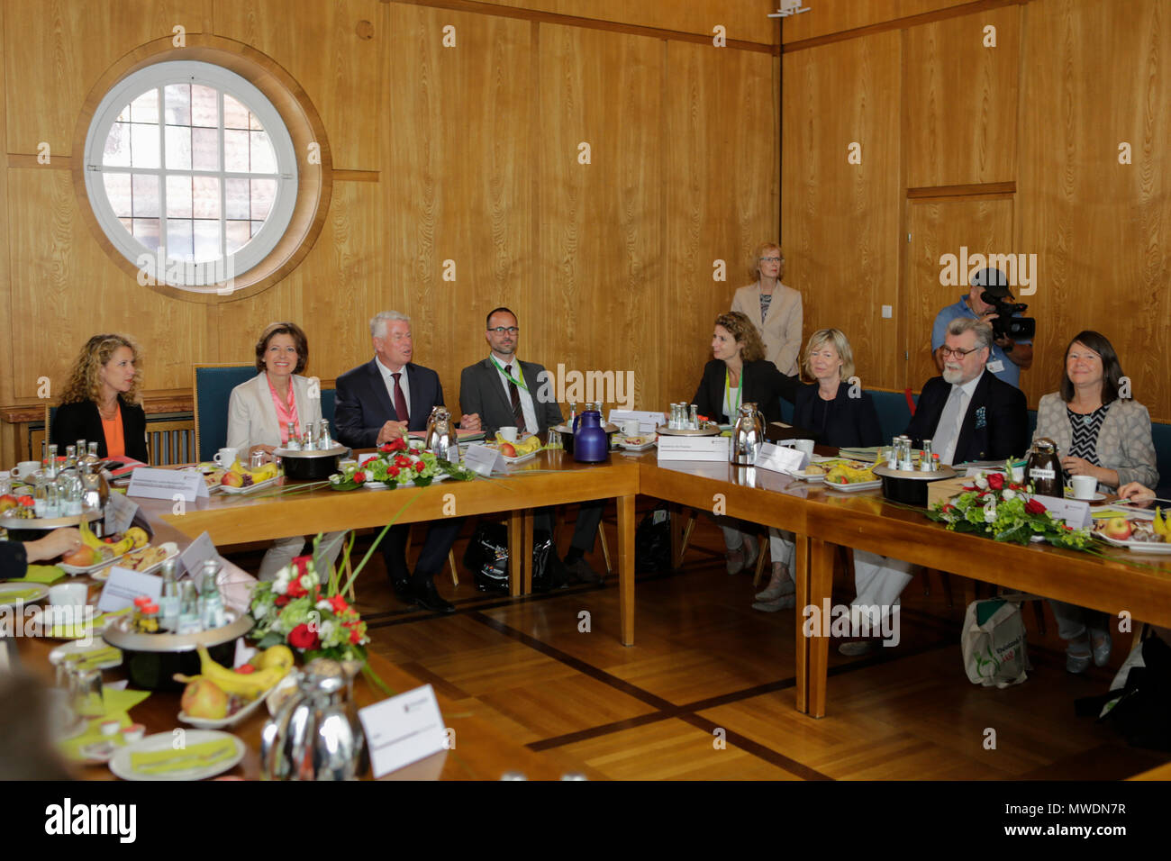 Worms, Germany. 1st June 2018. The Rhineland-Palatinate Minister‐President Malu Dreyer is pictured with ministers and secretaries of state from her cabinet ahead of the cabinet meeting. The Rhineland-Palatine cabinet of Minister‐President Malu Dreyer met in the City Hall in Worms, ahead of the opening of the Rheinland-Pfalz-Tag 2018. Malu Dreyer and her cabinet signed the Golden Book of the city of Worms after the meeting. Around 300.000 visitors are expected in the 34. . Credit: Michael Debets/Alamy Live News Stock Photo