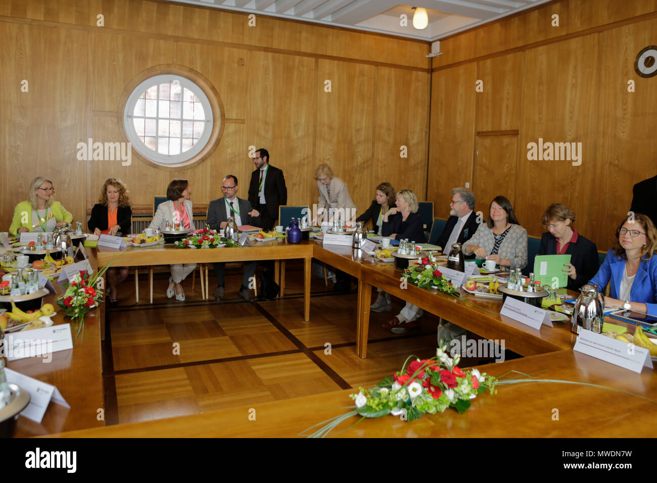 Worms, Germany. 1st June 2018. The Rhineland-Palatinate Minister‐President Malu Dreyer is pictured with ministers and secretaries of state from her cabinet ahead of the cabinet meeting. The Rhineland-Palatine cabinet of Minister‐President Malu Dreyer met in the City Hall in Worms, ahead of the opening of the Rheinland-Pfalz-Tag 2018. Malu Dreyer and her cabinet signed the Golden Book of the city of Worms after the meeting. Around 300.000 visitors are expected in the 34. . Credit: Michael Debets/Alamy Live News Stock Photo