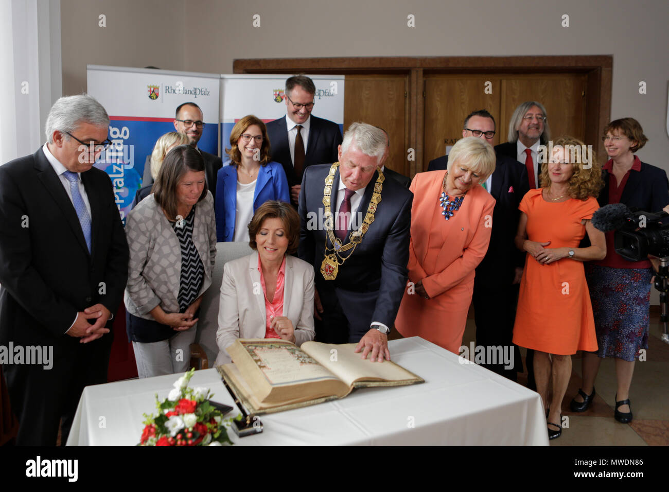 Worms, Germany. 1st June 2018. The Lord Mayor of Worms, Michael Kissel, shows Malu Dreyer, the Minister‐President of Rhineland-Palatinate, older entries in the Golden Book of the city of Worms. The Rhineland-Palatine cabinet of Minister‐President Malu Dreyer met in the City Hall in Worms, ahead of the opening of the Rheinland-Pfalz-Tag 2018. Malu Dreyer and her cabinet signed the Golden Book of the city of Worms after the meeting. Around 300.000 visitors are expected in the 34. . Credit: Michael Debets/Alamy Live News Stock Photo