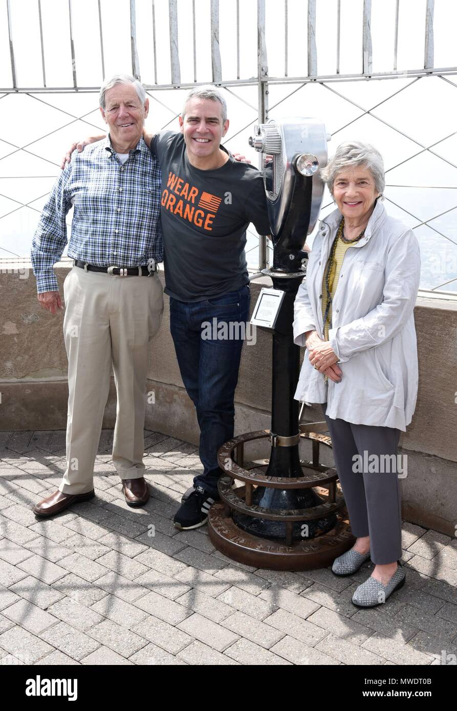 New York, NY, USA. 1st June, 2018. Lou Cohen, Andy Cohen, Evelyn Cohen at a public appearance for National Gun Violence Awareness Day With Everytown For Gun Safety Honored at Empire State Building, The Empire State Building, New York, NY June 1, 2018. Credit: Derek Storm/Everett Collection/Alamy Live News Stock Photo