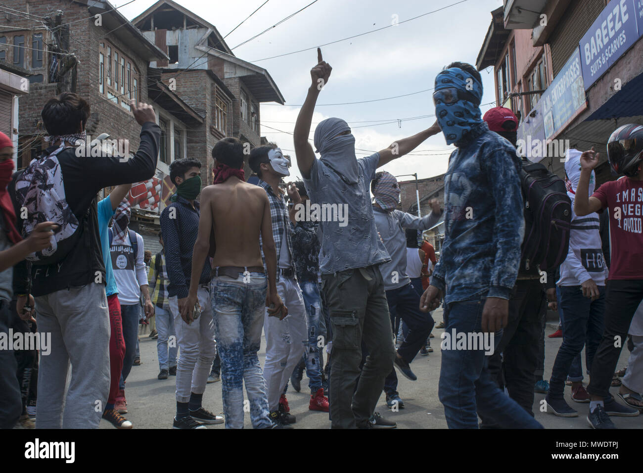 Srinagar, Jammu And Kashmir, India. 1st June, 2018. Kashmiri masked protestors shout anti-Indian and pro freedom slogans as hundreds of people held peaceful protest soon after the congregational prayers at the Jamia Masjid (Grand mosque), in Srinagar. Heavy clashes broke out when the speedy central reserve paramilitary force's (CRPF) vehicle allegedly hit two youths during protest in Srinagar. Credit: Masrat Zahra/SOPA Images/ZUMA Wire/Alamy Live News Stock Photo