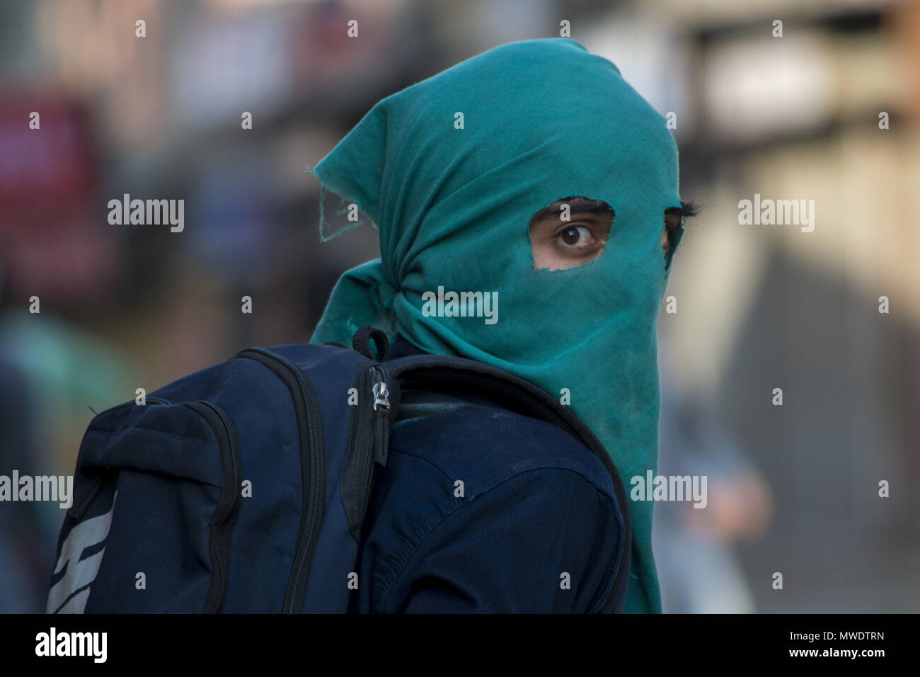 Srinagar, Jammu And Kashmir, India. 1st June, 2018. A masked protestor stands during the clashes in Srinagar. As hundreds of people held peaceful protest soon after the congregational prayers at the Jamia Masjid (Grand mosque), in Srinagar. Heavy clashes broke out when the speedy central reserve paramilitary force's (CRPF) vehicle allegedly hit two youths during protest in Srinagar. Credit: Masrat Zahra/SOPA Images/ZUMA Wire/Alamy Live News Stock Photo