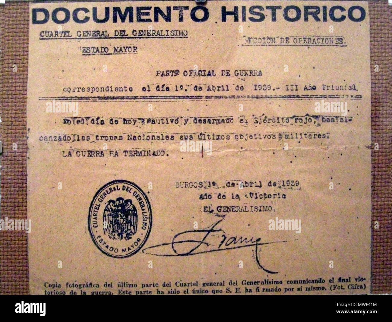 . English: 'On this day, the Red Army has been captured and disarmed, and the national troops have reached their ultimate military objectives. The war has ended.' Español: «En el día de hoy, cautivo y desarmado el Ejército Rojo, han alcanzado las tropas nacionales sus últimos objetivos militares. La guerra ha terminado». Reproducción exacta del texto: CUARTEL GENERAL DEL GENERALISIMO   ESTADO MAYOR       PARTE OFICIAL DE GUERRA    correspondiente al día 1º. de Abril de 1939. — III Año Triunfal --- --- --- --- --- --- --- --- --- --- --- --- --- --- --- --- --- --- --- --- --- --- En el día de  Stock Photo