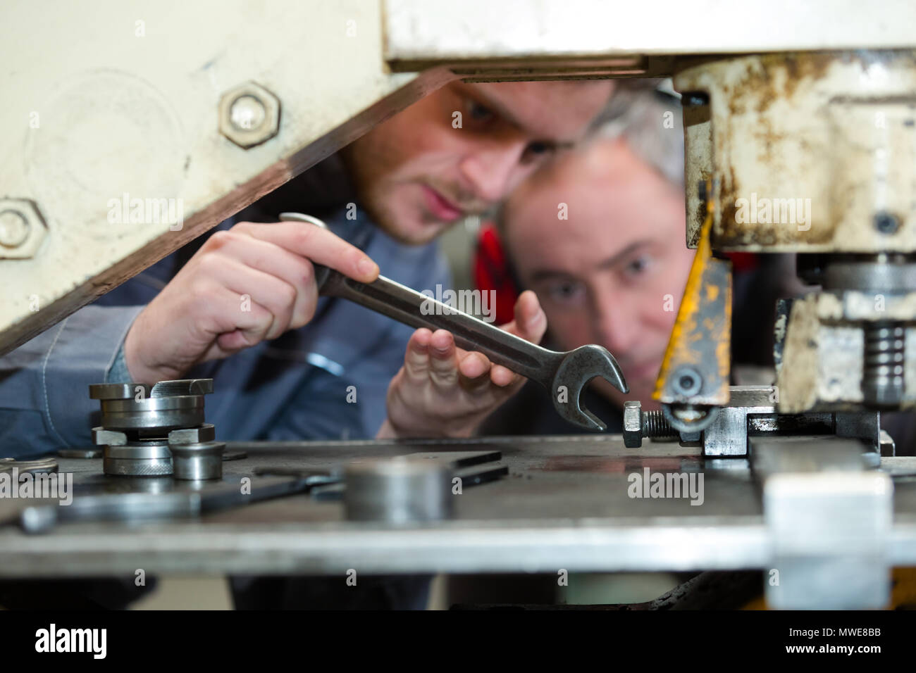 Auto repair shop training hi-res stock photography and images - Alamy