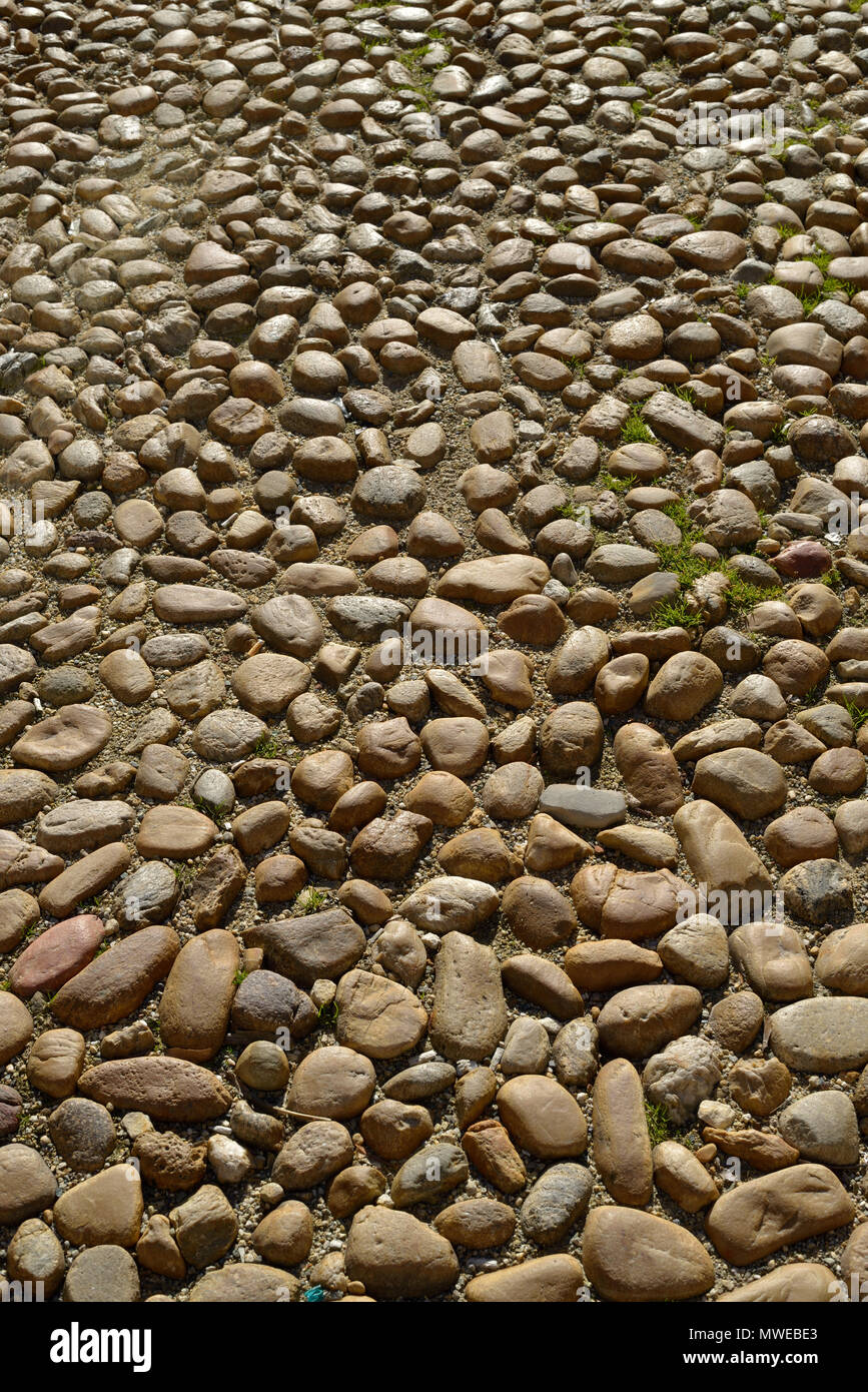 Pflaster aus Natursteinen auf dem Domplatz in Asti, Piemont, Italien. Stock Photo