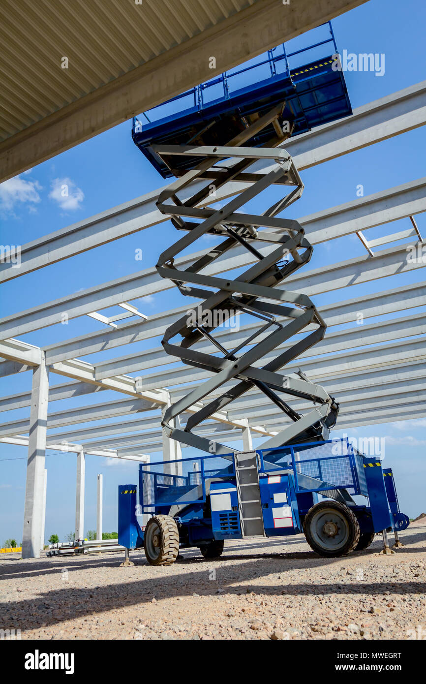 Scissor lift platform with stretched hydraulic system at maximum height