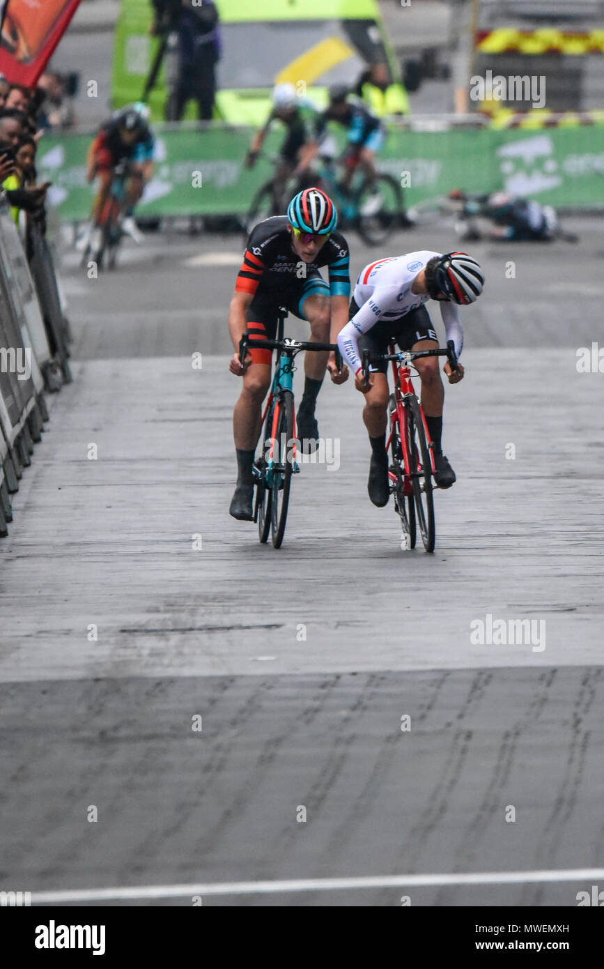 The briton is still confident that he can successfully secure the olympic gold in the xco discipline, despite being hit by a driver at speed while training on his time trial bike. Tom Pidcock Crash - Tom Pidcock Wiggins Connor Swift Fighting For Win In Elite Men S 2018 Ovo Energy Tour Series Cycle Race At Wembley London Uk Crash In Pack Stock Photo Alamy