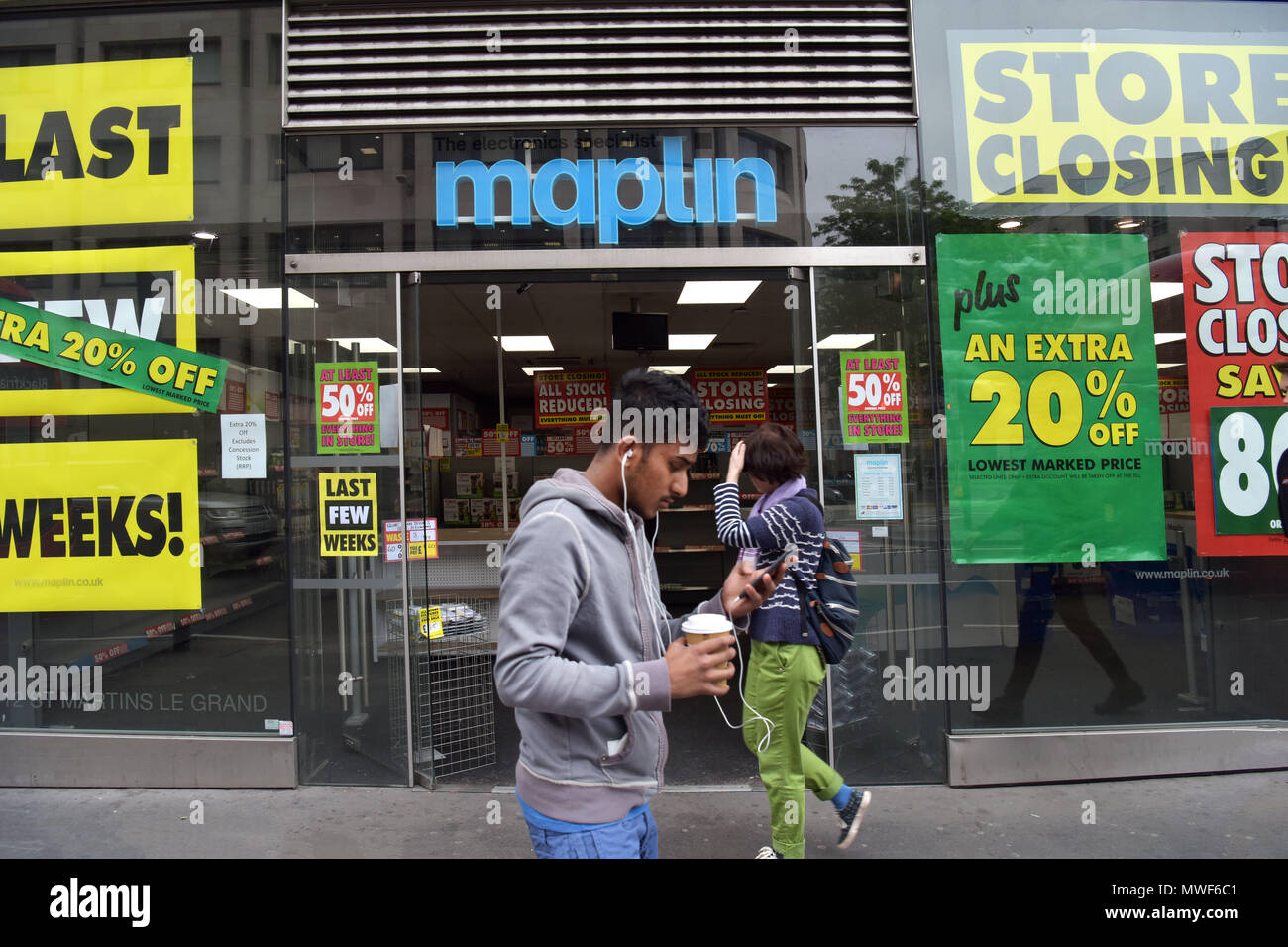 A Maplin store near St Paul’s in the City of London with closing down signs. The electronic retailer has gone into administration after failing to fin Stock Photo