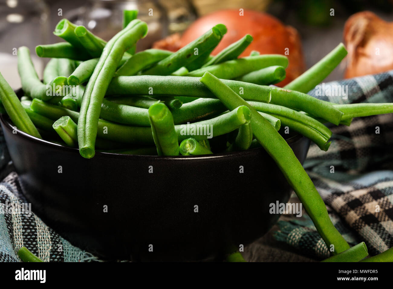 Raw green beans in a black dish. Healthy food Stock Photo - Alamy